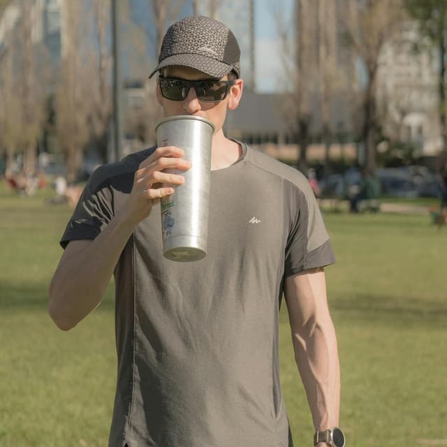 Gorra deportiva ajustable.